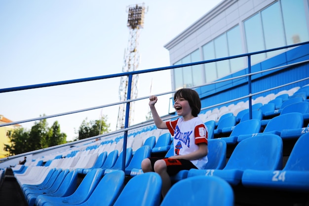 Cadeiras de plástico nas arquibancadas de um estádio esportivo Torcer nas arquibancadas do estádio