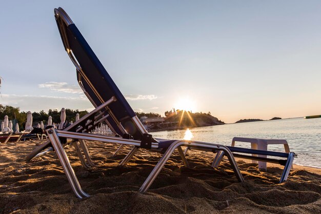 Cadeiras de praia ao nascer do sol