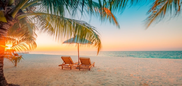 Cadeiras de praia bonitas na praia perto do mar férias de verão e viagens românticas de férias