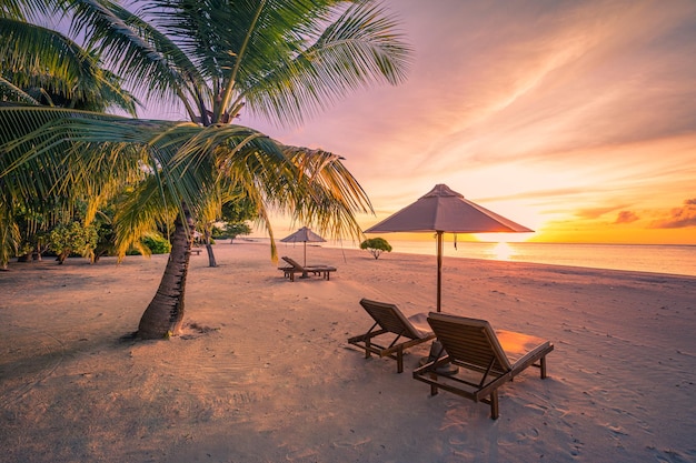 Cadeiras de praia bonitas na praia perto do mar férias de verão e viagens românticas de férias