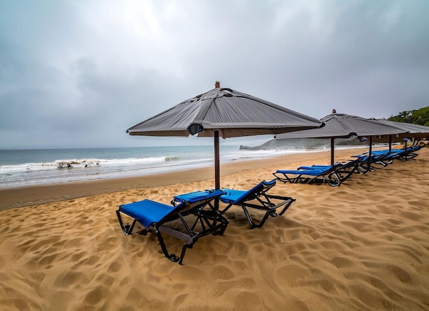 Cadeiras de praia em um dia nublado em goa