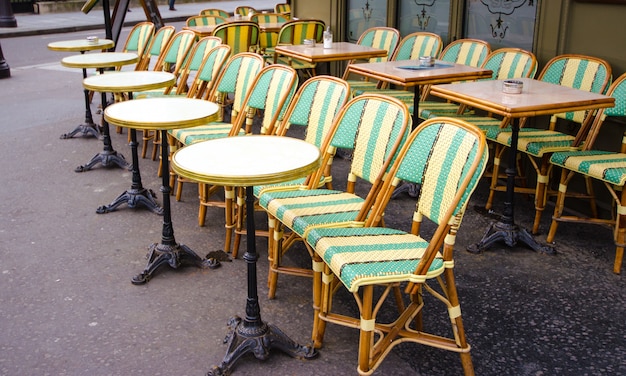 Cadeiras de restaurante em Paris