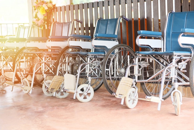 Foto cadeiras de rodas à espera de serviços para pacientes com deficiência de transporte