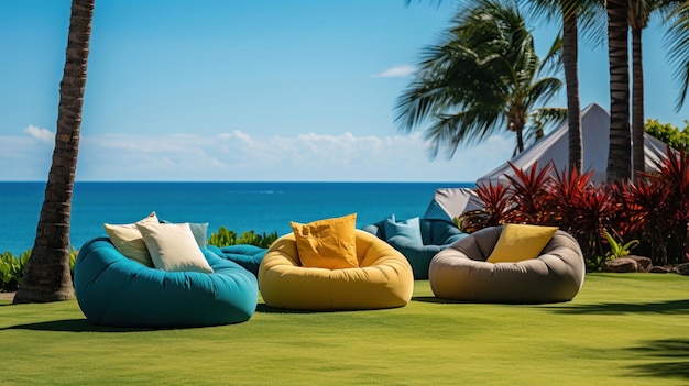 Cadeiras de saco de feijão em grama e palmeiras com oceano azul em um casamento na praia