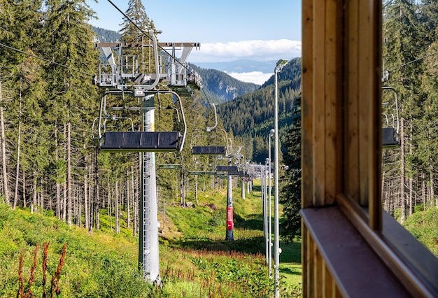 Cadeiras de teleférico no resort Jasna, nas montanhas de Low Tatras, Eslováquia