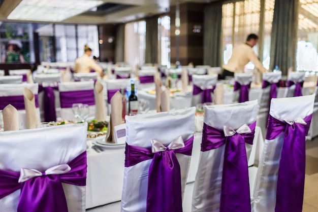 Foto cadeiras decoradas no restaurante do casamento