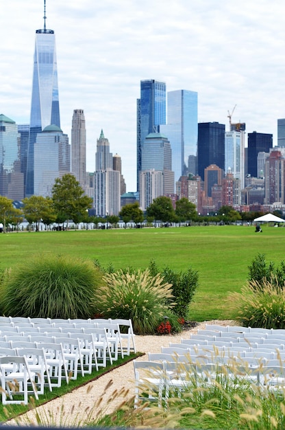 Cadeiras dos EUA do horizonte da cidade de Nova York no gramado