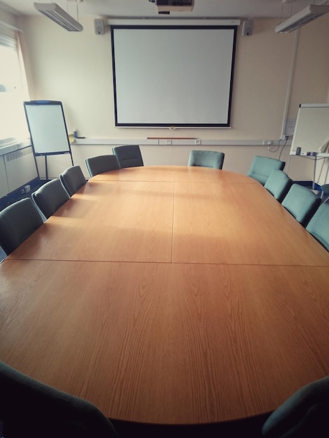 Foto cadeiras e mesa na sala de reuniões