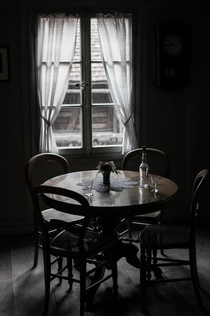 Cadeiras e mesa na sala