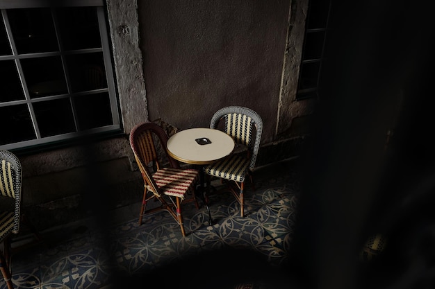 Cadeiras e mesa no café da calçada