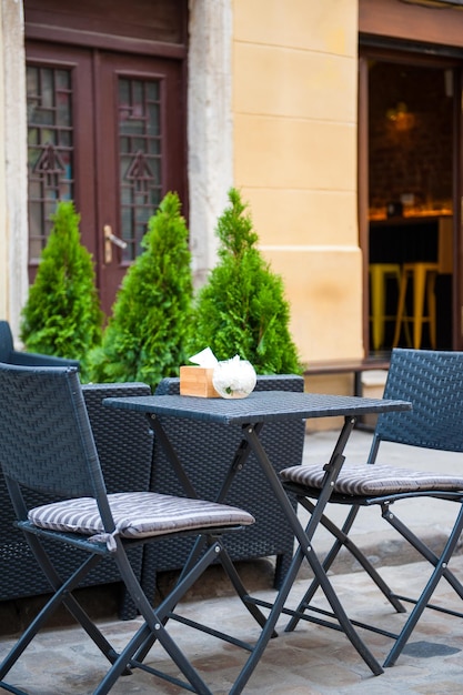 Foto cadeiras e mesa no terraço vazio no café