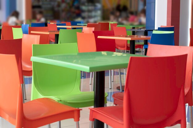Cadeiras e mesas coloridas no caféNenhum interior vazio de pessoas