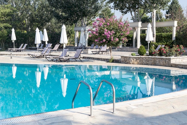 Cadeiras e mesas no bar à beira da piscina de verão em um hotel moderno na Grécia em um dia ensolarado de verão