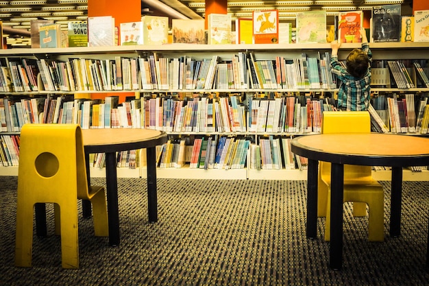 Cadeiras e mesas vazias na biblioteca