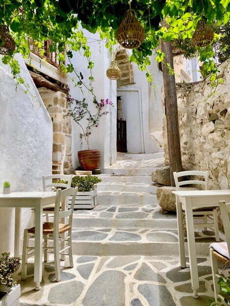 Foto cadeiras e mesas vazias nas escadas