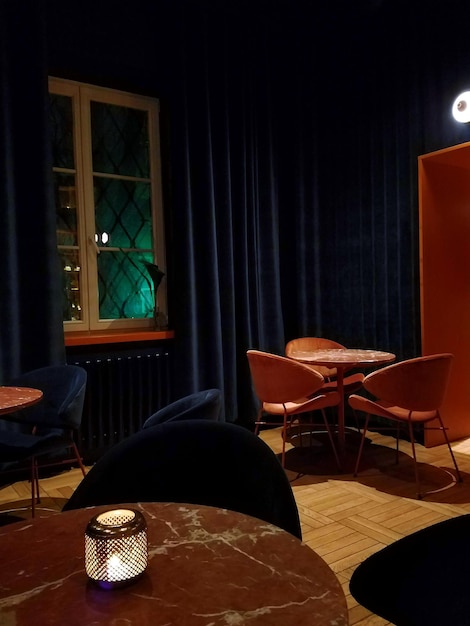 Cadeiras e mesas vazias no chão de um restaurante