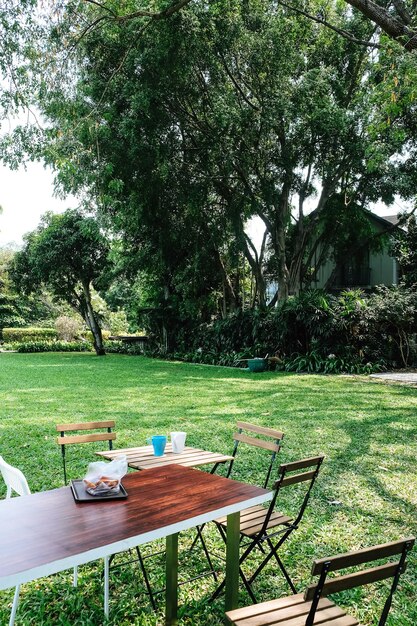 Foto cadeiras e mesas vazias no parque