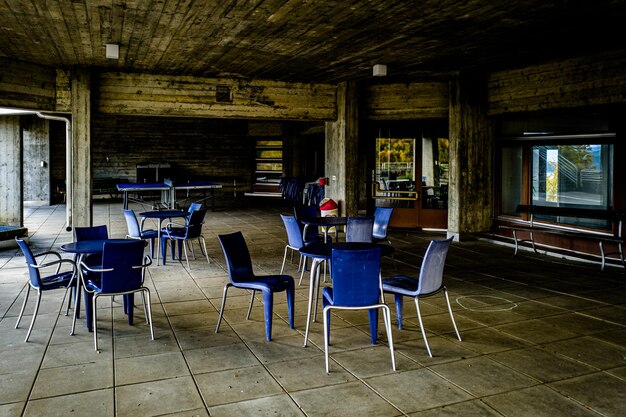 Foto cadeiras e mesas vazias no restaurante