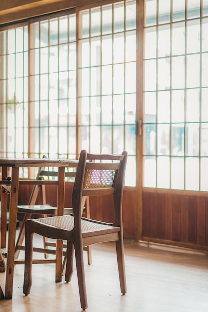 Cadeiras e mesas vazias no restaurante