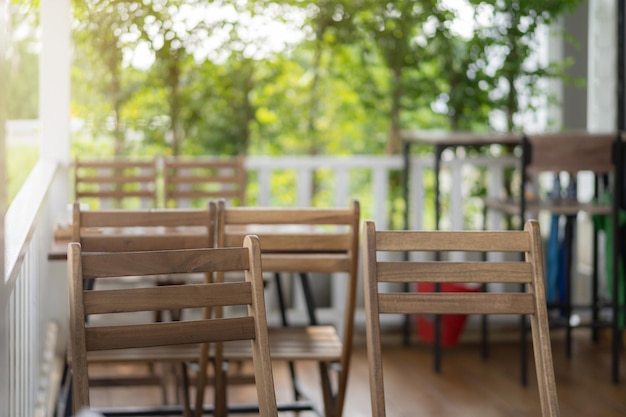 Foto cadeiras e mesas vazias no restaurante