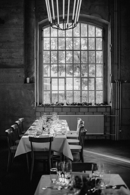 Foto cadeiras e mesas vazias no restaurante