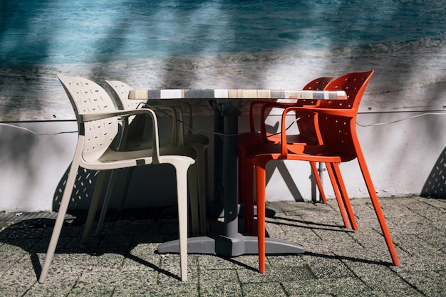 Cadeiras e mesas vazias no restaurante