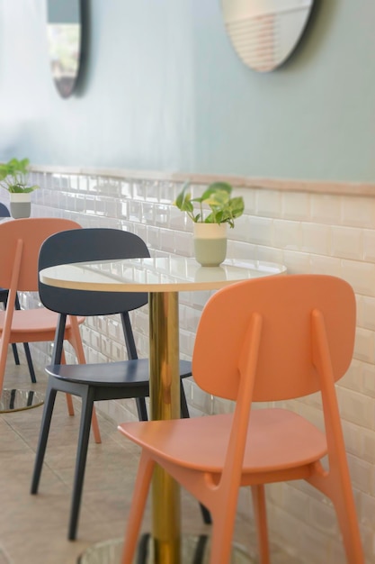 Cadeiras e mesas vazias no restaurante