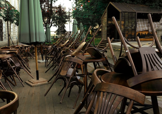 Cadeiras e mesas vazias perto do restaurante de verão. foto de close