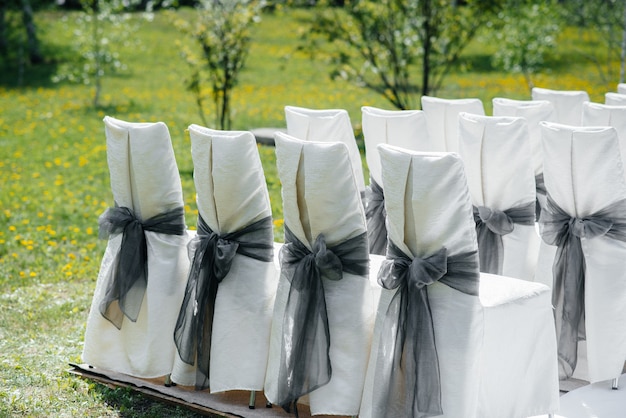 Cadeiras lindamente decoradas e dispostas para um banquete festivo. decoração, casamento.