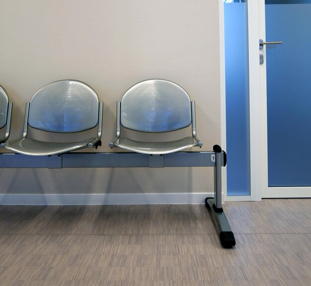 Foto cadeiras metálicas na sala de espera