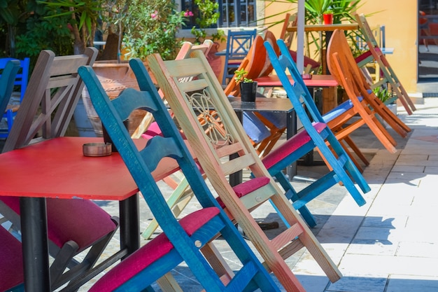 Cadeiras multicoloridas em um café na Grécia Corfu