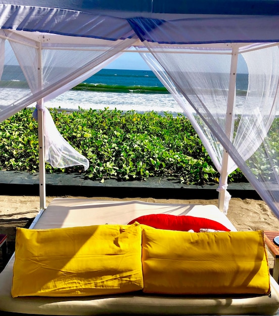 Foto cadeiras multicoloridas na praia