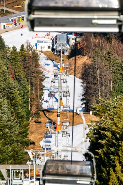 Cadeiras na cadeira skilift no resort Salamandra na temporada de inverno