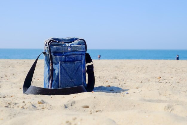 Cadeiras na praia contra o céu limpo