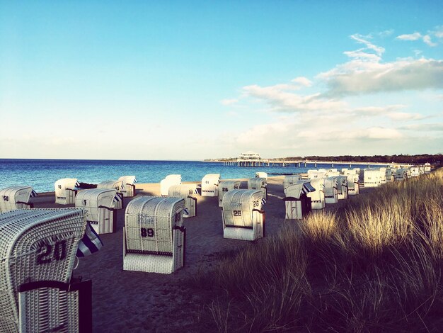 Foto cadeiras na praia contra o céu