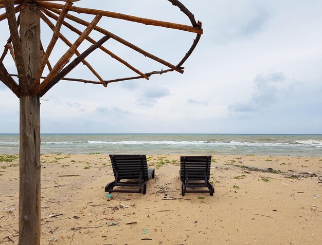 Foto cadeiras na praia contra o céu