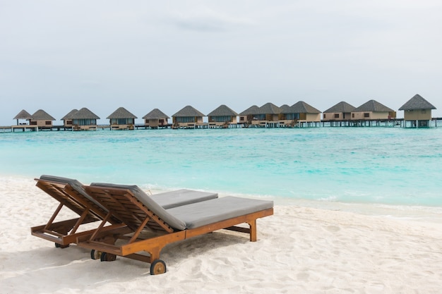Cadeiras na praia na ilha de Adaaran, Maldivas