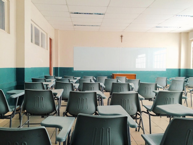 Cadeiras na sala de aula