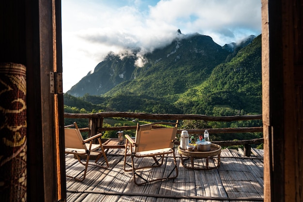 Cadeiras na varanda e vista para a montanha