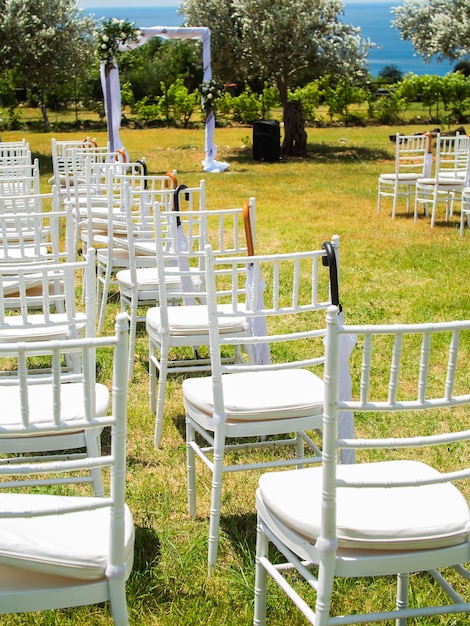 Foto cadeiras para cerimônia de casamento ao ar livre decorações de casamento