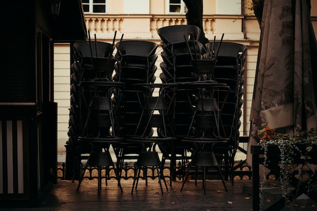 Cadeiras perto do restaurante fechado na rua