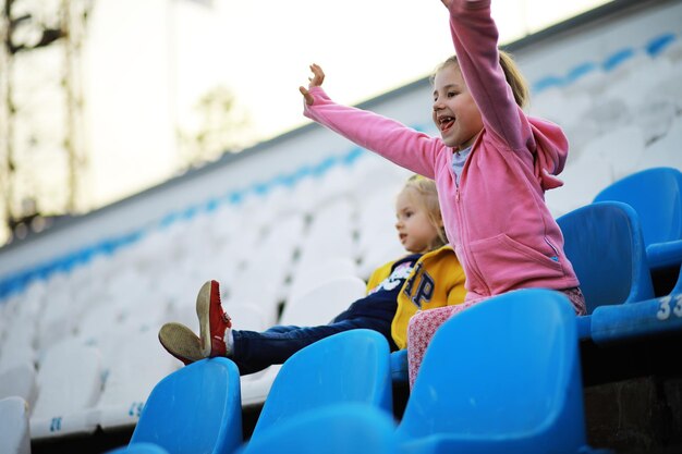 Cadeiras plásticas nas arquibancadas de um estádio esportivo torcer nas arquibancadas do estádio