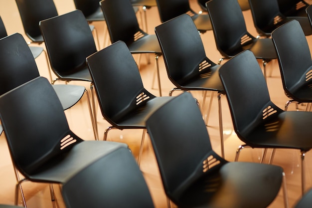 Cadeiras pretas no auditório