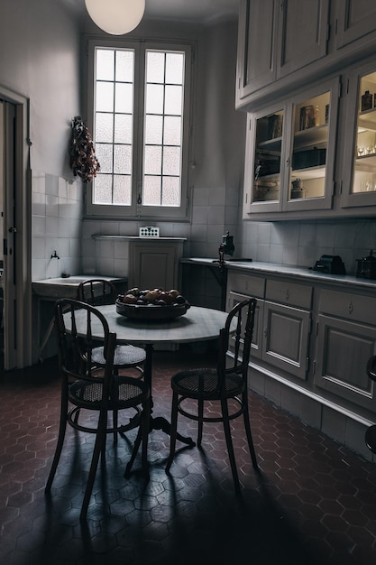 Foto cadeiras vazias à volta da mesa em casa.