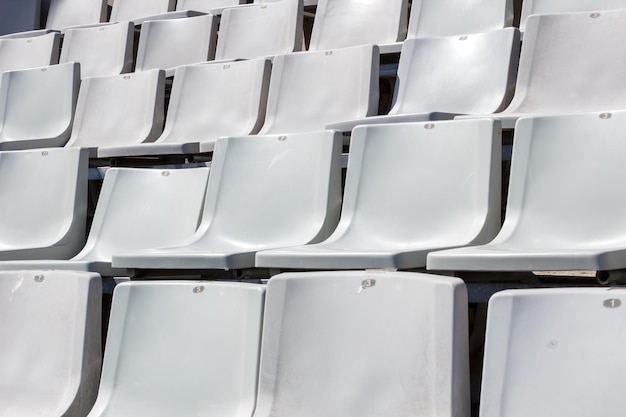 Cadeiras vazias do estádio esportivo