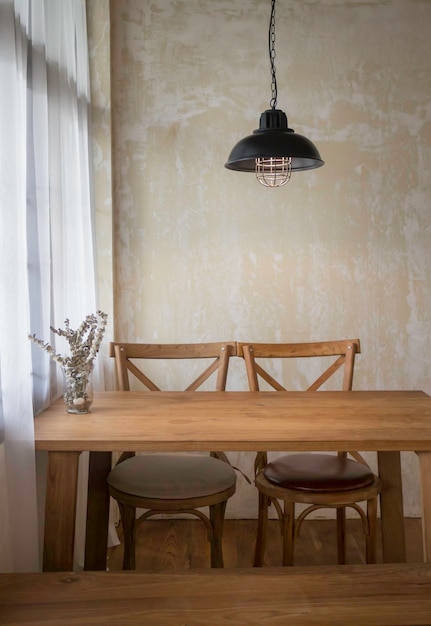 Cadeiras vazias e mesa contra a parede em casa