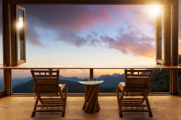 Foto cadeiras vazias e mesa contra o céu durante o pôr do sol