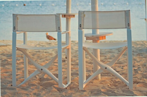 Foto cadeiras vazias na praia