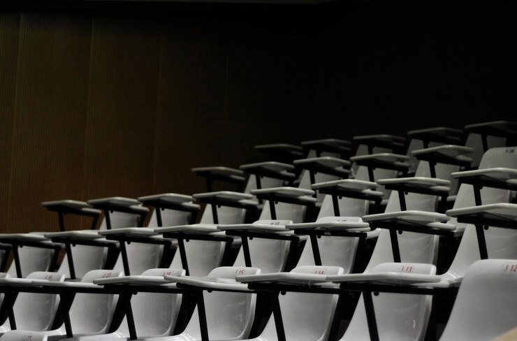 Foto cadeiras vazias na sala de aula