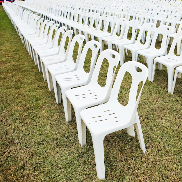 Foto cadeiras vazias no campo.